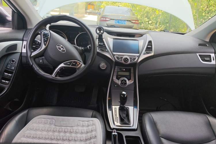 Used Hyundai Elantra (5th Generation / Langdong) 2013 1.6L Automatic Luxury Model Center Console