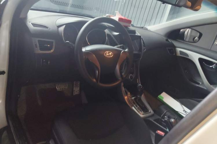 Used Hyundai Elantra (5th Generation / Langdong) 2013 1.6L Automatic Leading Model Center Console