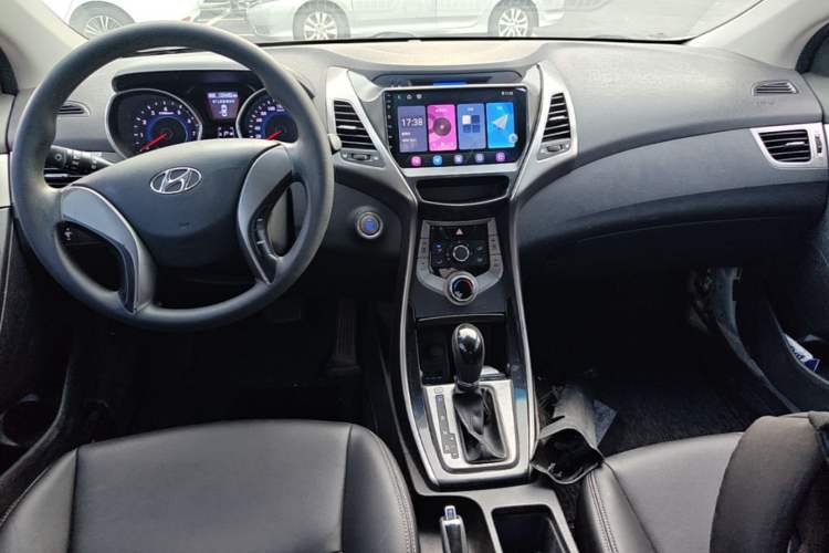 Used Hyundai Elantra (5th Generation / Langdong) 2013 1.6L Automatic Leading Model Center Console