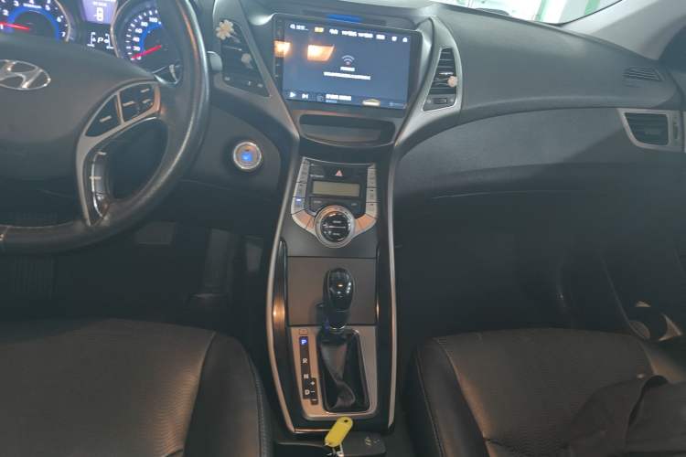 Used Hyundai Elantra (5th Generation / Langdong) 2013 1.6L Automatic Luxury Model Center Console