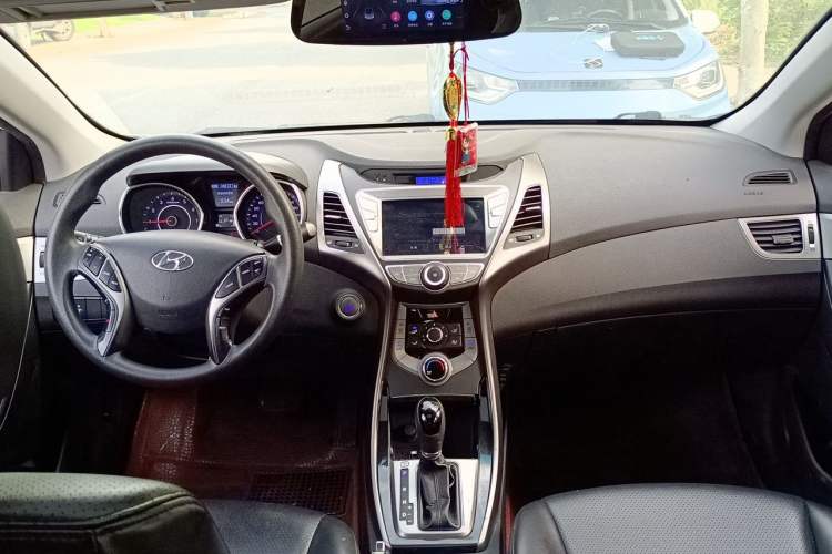 Used Hyundai Elantra (5th Generation / Langdong) 2013 1.6L Automatic Leading Model Center Console