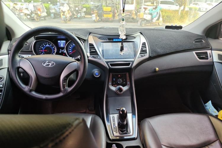 Used Hyundai Elantra (5th Generation / Langdong) 2013 1.6L Automatic Leading Model Center Console