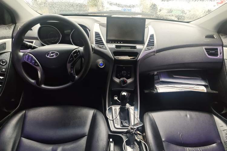 Used Hyundai Elantra (5th Generation / Langdong) 2013 1.6L Automatic Leading Model Center Console