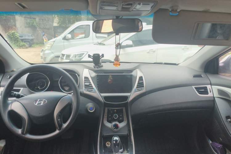 Used Hyundai Elantra (5th Generation / Langdong) 2013 1.6L Automatic Leading Model Center Console