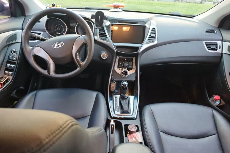 Used Hyundai Elantra (5th Generation / Langdong) 2013 1.6L Automatic Leading Model Center Console