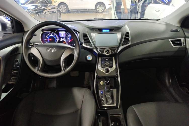 Used Hyundai Elantra (5th Generation / Langdong) 2013 1.6L Automatic Leading Model Center Console