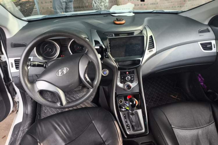 Used Hyundai Elantra (5th Generation / Langdong) 2013 1.6L Automatic Leading Model Center Console