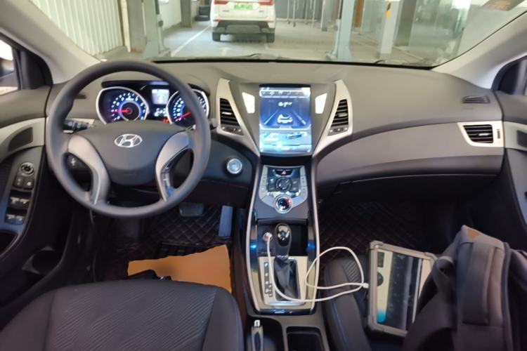 Used Hyundai Elantra (5th Generation / Langdong) 2013 1.6L Automatic Leading Model Center Console