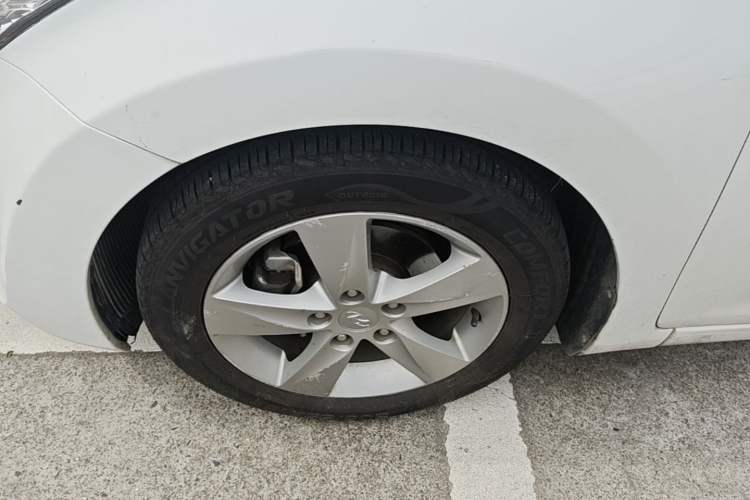 Used Hyundai Elantra (5th Generation / Langdong) 2013 1.6L Automatic Luxury Model Left Front Wheel Hub
