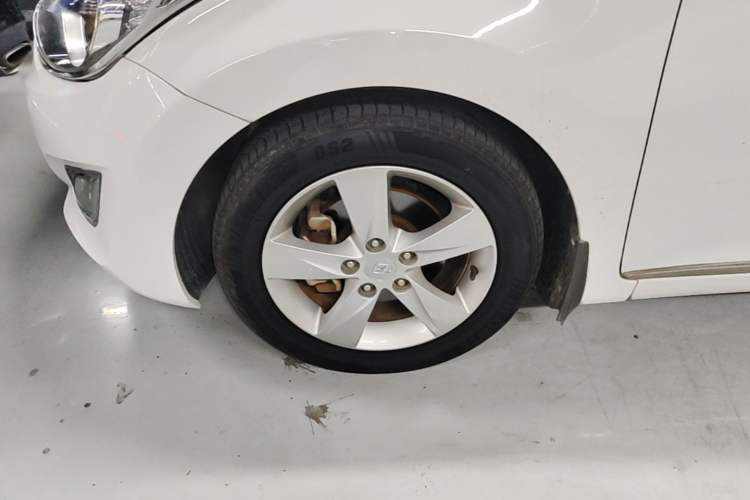Used Hyundai Elantra (5th Generation / Langdong) 2013 1.6L Automatic Leading Model Left Front Wheel Hub