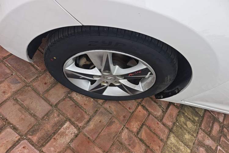 Used Hyundai Elantra (5th Generation / Langdong) 2013 1.6L Automatic Leading Model Left Front Wheel Hub