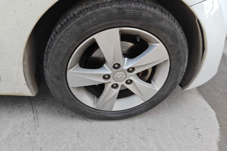 Used Hyundai Elantra (5th Generation / Langdong) 2013 1.6L Automatic Luxury Model Right Front Wheel Hub