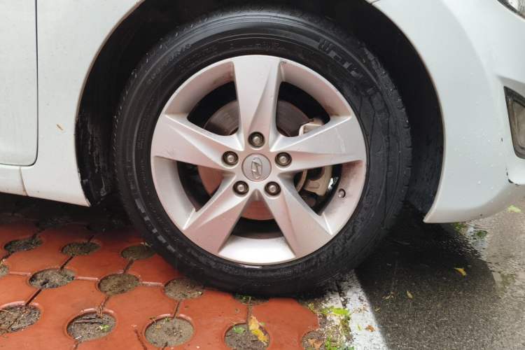 Used Hyundai Elantra (5th Generation / Langdong) 2013 1.6L Automatic Luxury Model Right Front Wheel Hub