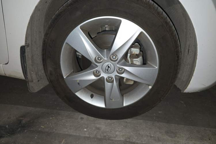 Used Hyundai Elantra (5th Generation / Langdong) 2013 1.6L Automatic Luxury Model Right Front Wheel Hub