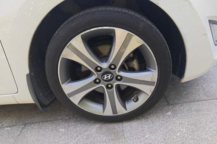 Used Hyundai Elantra (5th Generation / Langdong) 2013 1.6L Automatic Luxury Model Right Front Wheel Hub