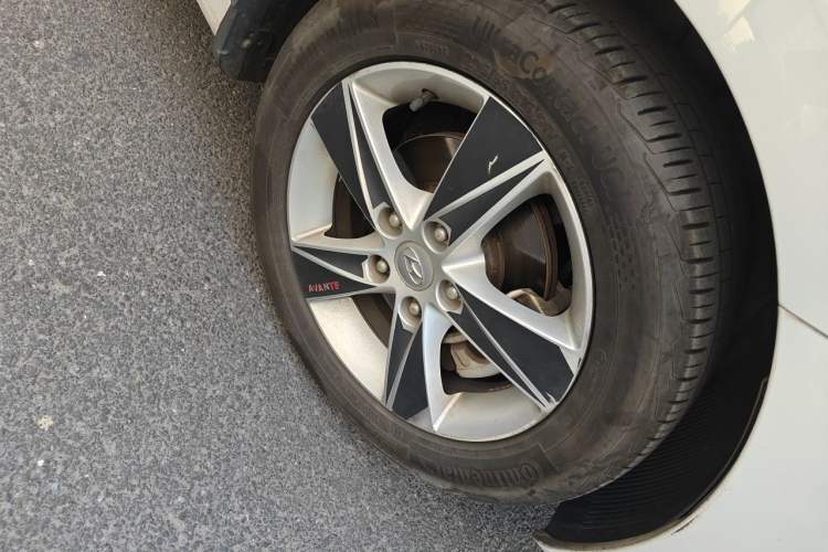 Used Hyundai Elantra (5th Generation / Langdong) 2013 1.6L Automatic Luxury Model Right Front Wheel Hub