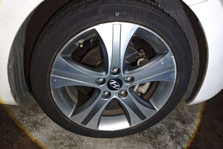 Used Hyundai Elantra (5th Generation / Langdong) 2013 1.6L Automatic Luxury Model Right Front Wheel Hub
