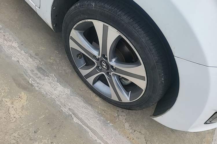 Used Hyundai Elantra (5th Generation / Langdong) 2013 1.6L Automatic Leading Model Right Front Wheel Hub
