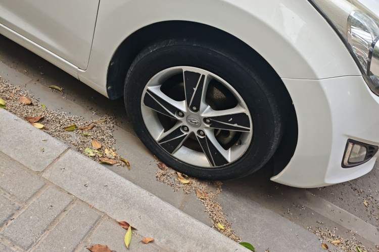 Used Hyundai Elantra (5th Generation / Langdong) 2013 1.6L Automatic Leading Model Right Front Wheel Hub