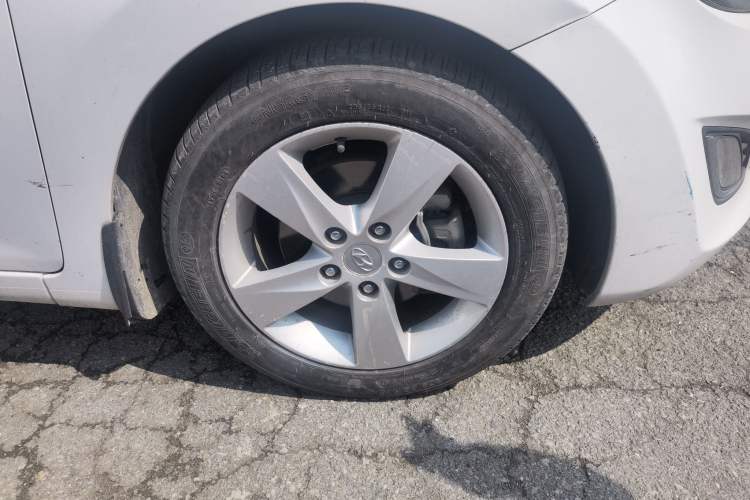 Used Hyundai Elantra (5th Generation / Langdong) 2013 1.6L Automatic Leading Model Right Front Wheel Hub