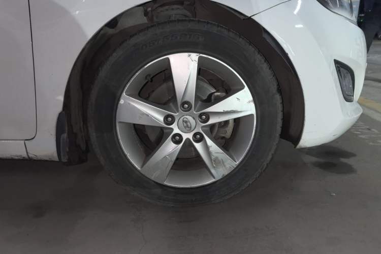 Used Hyundai Elantra (5th Generation / Langdong) 2013 1.6L Automatic Luxury Model Right Front Wheel Hub