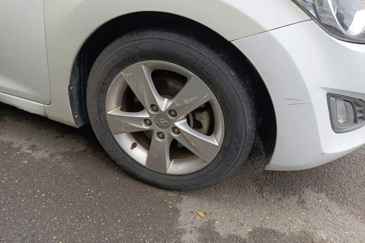 Used Hyundai Elantra (5th Generation / Langdong) 2013 1.6L Automatic Luxury Model Right Front Wheel Hub