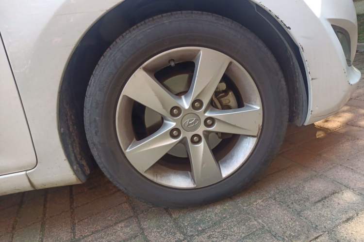 Used Hyundai Elantra (5th Generation / Langdong) 2013 1.6L Automatic Luxury Model Right Front Wheel Hub