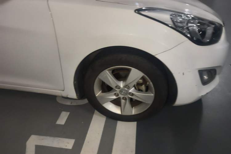 Used Hyundai Elantra (5th Generation / Langdong) 2013 1.6L Automatic Luxury Model Right Front Wheel Hub