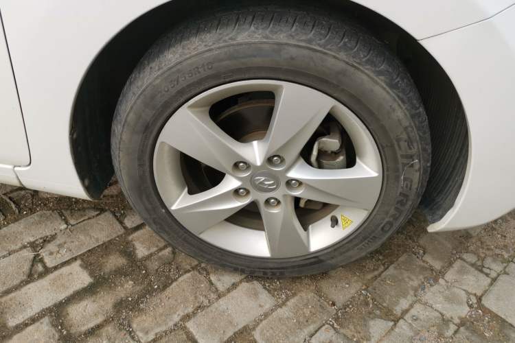 Used Hyundai Elantra (5th Generation / Langdong) 2013 1.6L Automatic Luxury Model Right Front Wheel Hub