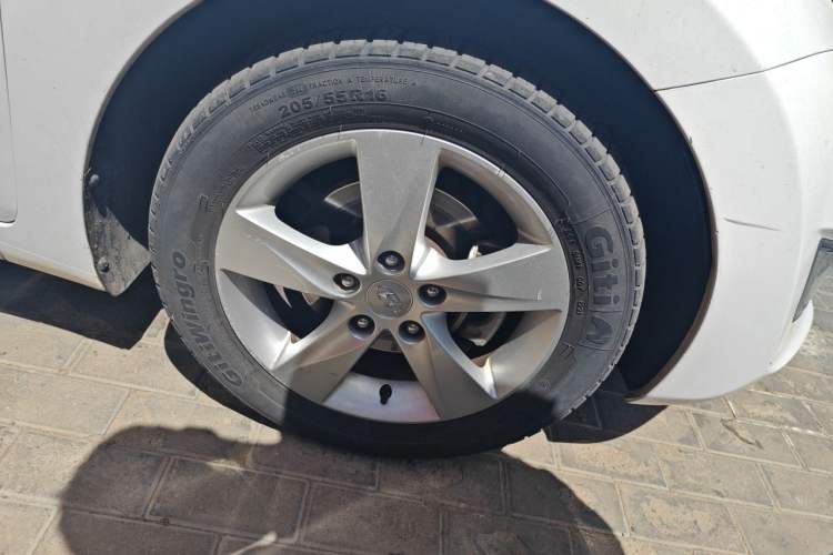 Used Hyundai Elantra (5th Generation / Langdong) 2013 1.6L Automatic Luxury Model Right Front Wheel Hub