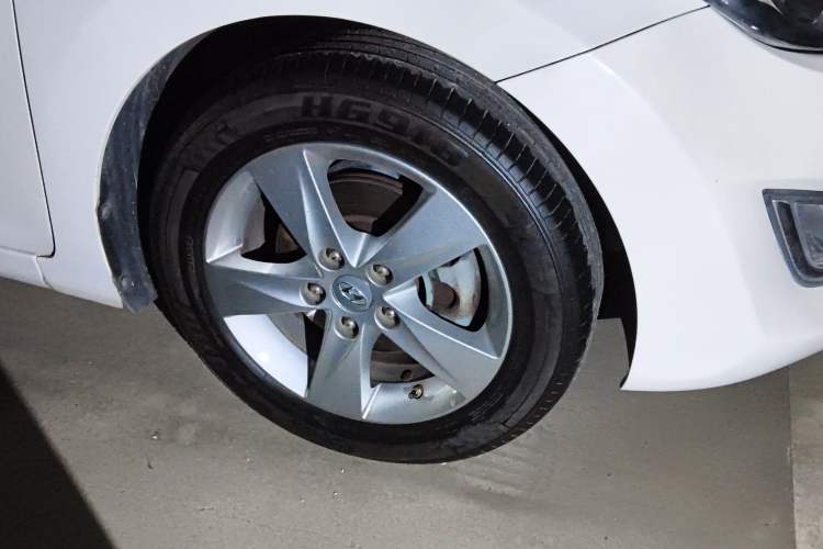 Used Hyundai Elantra (5th Generation / Langdong) 2013 1.6L Automatic Leading Model Right Front Wheel Hub