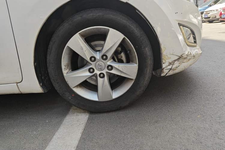 Used Hyundai Elantra (5th Generation / Langdong) 2013 1.6L Automatic Luxury Model Right Front Wheel Hub