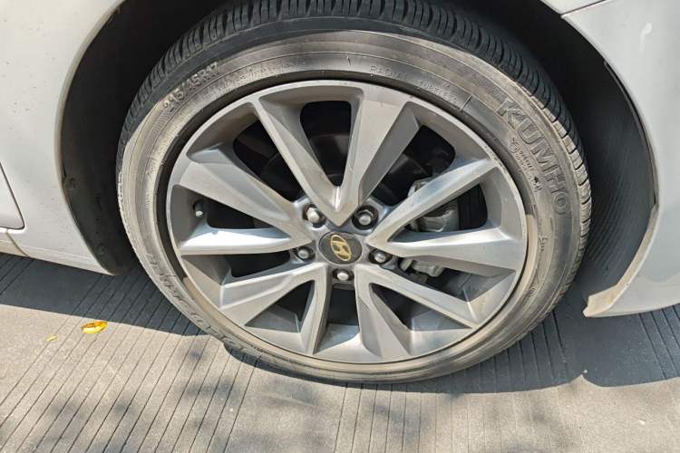 Used Hyundai Elantra (5th Generation / Langdong) 2013 1.6L Automatic Luxury Model Right Front Wheel Hub