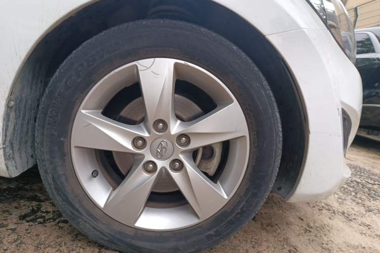 Used Hyundai Elantra (5th Generation / Langdong) 2013 1.6L Automatic Luxury Model Right Front Wheel Hub