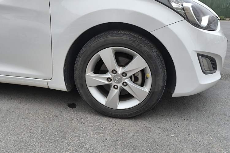 Used Hyundai Elantra (5th Generation / Langdong) 2013 1.6L Automatic Luxury Model Right Front Wheel Hub
