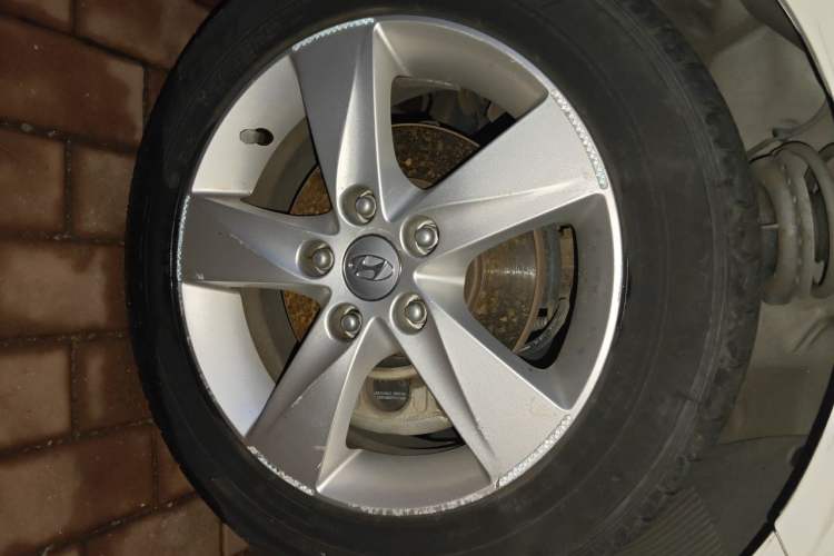 Used Hyundai Elantra (5th Generation / Langdong) 2013 1.6L Automatic Luxury Model Right Front Wheel Hub