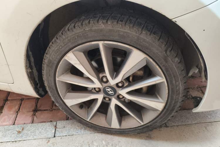 Used Hyundai Elantra (5th Generation / Langdong) 2013 1.6L Automatic Leading Model Right Front Wheel Hub