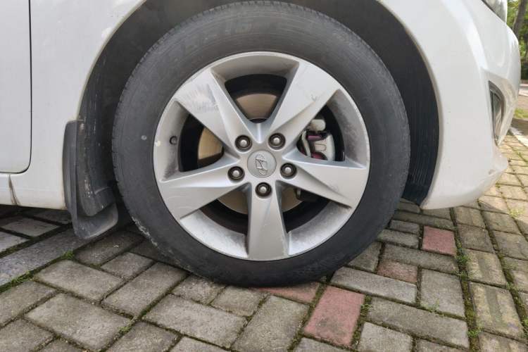 Used Hyundai Elantra (5th Generation / Langdong) 2013 1.6L Automatic Leading Model Right Front Wheel Hub