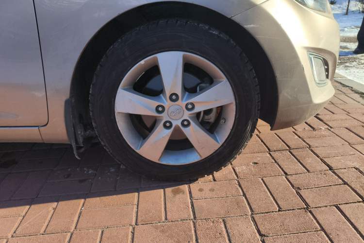 Used Hyundai Elantra (5th Generation / Langdong) 2013 1.6L Automatic Luxury Model Right Front Wheel Hub