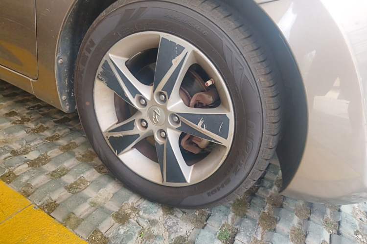 Used Hyundai Elantra (5th Generation / Langdong) 2013 1.6L Automatic Luxury Model Right Front Wheel Hub