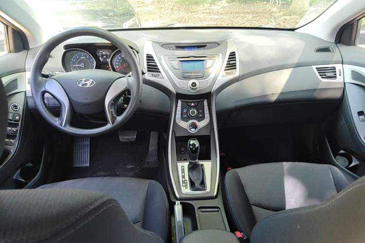 Used Hyundai Elantra (5th Generation / Langdong) 2015 1.6L Automatic Fashion Model Center Console