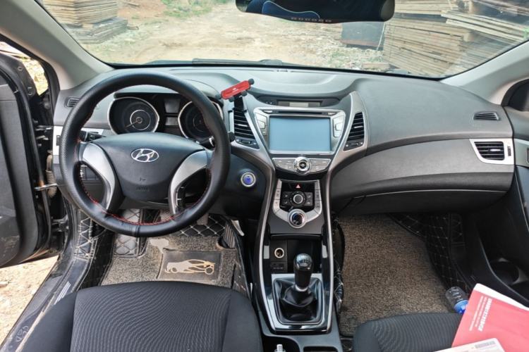 Used Hyundai Elantra (5th Generation / Langdong) 2015 1.6L Manual Leading Model Center Console