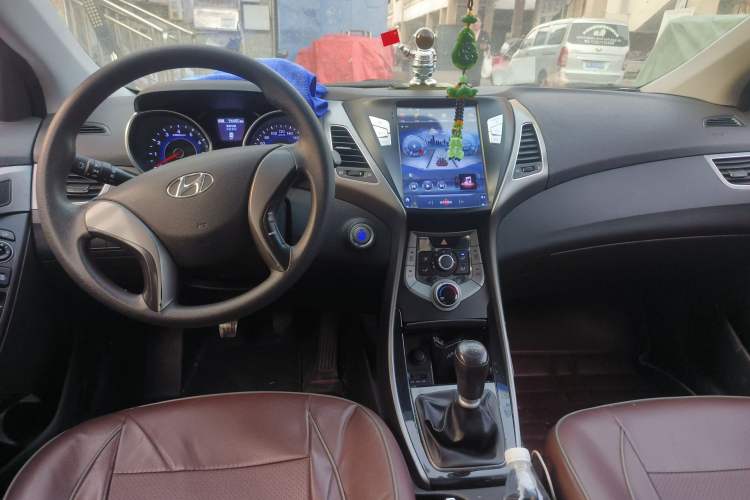 Used Hyundai Elantra (5th Generation / Langdong) 2015 1.6L Manual Leading Model Center Console