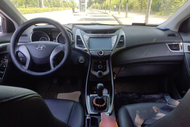 Used Hyundai Elantra (5th Generation / Langdong) 2015 1.6L Manual Leading Model Center Console