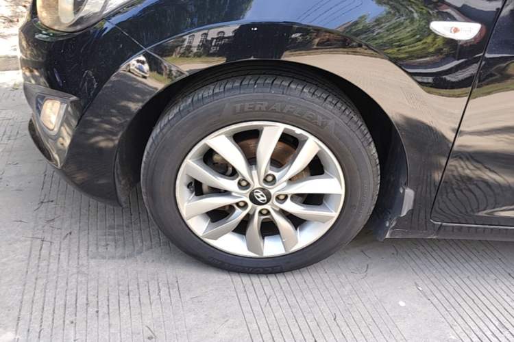 Used Hyundai Elantra (5th Generation / Langdong) 2015 1.6L Automatic Fashion Model Exterior 4