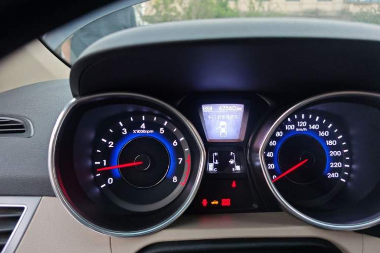 Used Hyundai Elantra (5th Generation / Langdong) 2015 1.6L Manual Leading Model Odometer Close Up