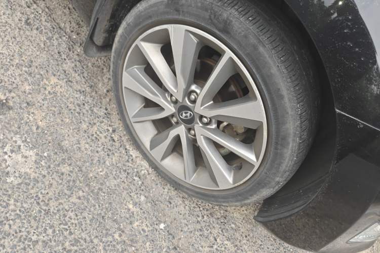 Used Hyundai Elantra (5th Generation / Langdong) 2015 1.6L Automatic Luxury Model Right Front Wheel Hub