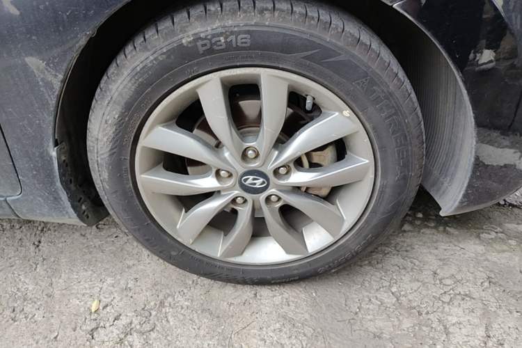 Used Hyundai Elantra (5th Generation / Langdong) 2015 1.6L Automatic Fashion Model Right Front Wheel Hub