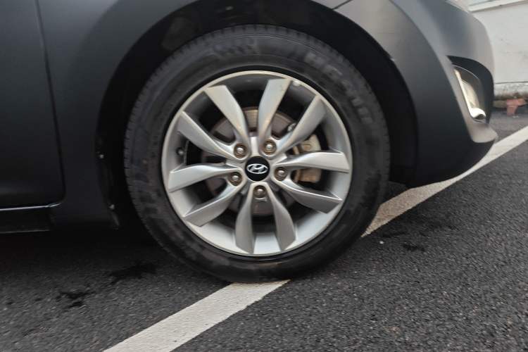 Used Hyundai Elantra (5th Generation / Langdong) 2015 1.6L Manual Leading Model Right Front Wheel Hub
