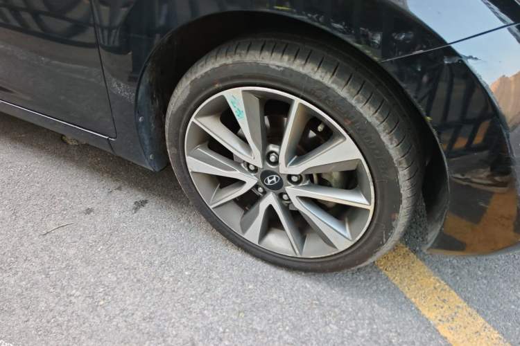 Used Hyundai Elantra (5th Generation / Langdong) 2015 1.6L Automatic Leading Model Right Front Wheel Hub